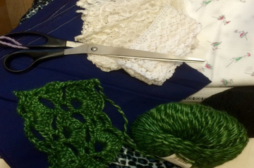 Stoffe, Wolle, Schere in Grün, Weiß, Blau